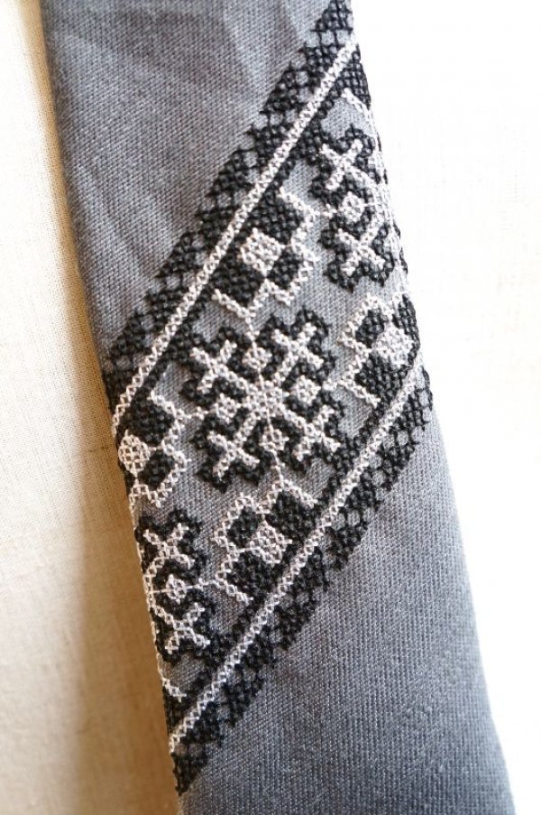 画像2: giraffe（ジラフ） クロスステッチ タイ　grey (2)