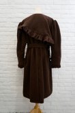 画像2: DECO depuis 1985 (デコ ドゥピュイイチキューハチゴー) assymetry frill coat brown (2)