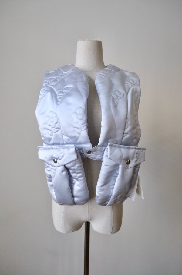 画像1: DECO FLOWER QUILT VEST PALE BLUE  (1)