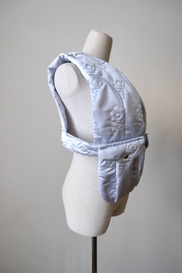 画像2: DECO FLOWER QUILT VEST PALE BLUE  (2)