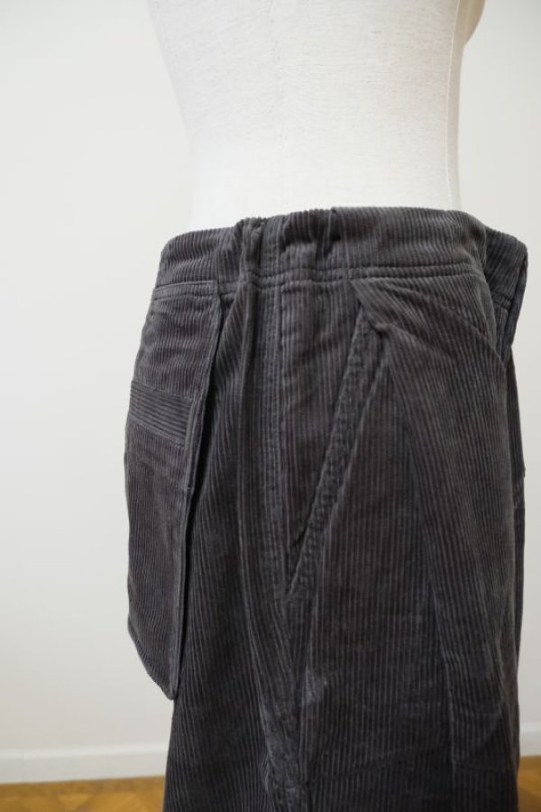 画像4: MERELY MADE（ メアリーメイド）CORDUROY RELAX WIDE PANTS　IRON GREY (4)