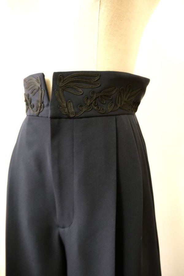 画像4: LOKITHO (ロキト)CORDEMB PEPLUMPANTS NAVY (4)