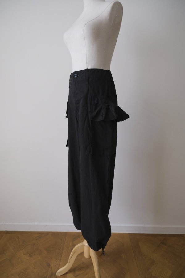 画像2: GO TO HOLLYWOOD Ruffled Flap Pocket Weather Cloth Pants black (2)