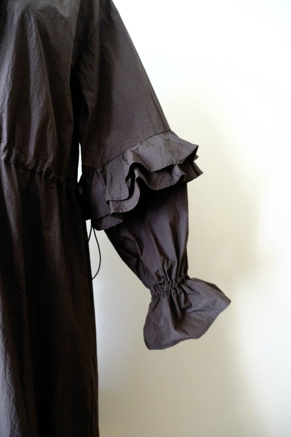 画像4: naokitomizuka (ナオキトミヅカ) Nylon ruffled dress brown (4)