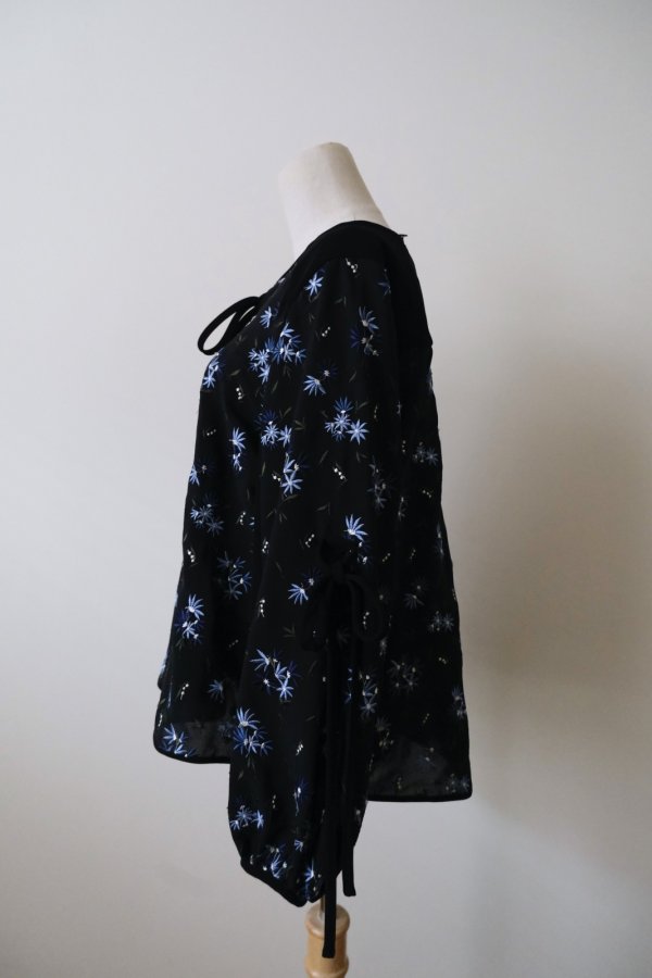 画像2: LOKITHO (ロキト）FLOWER EMB. RIBBON TOP　blue (2)