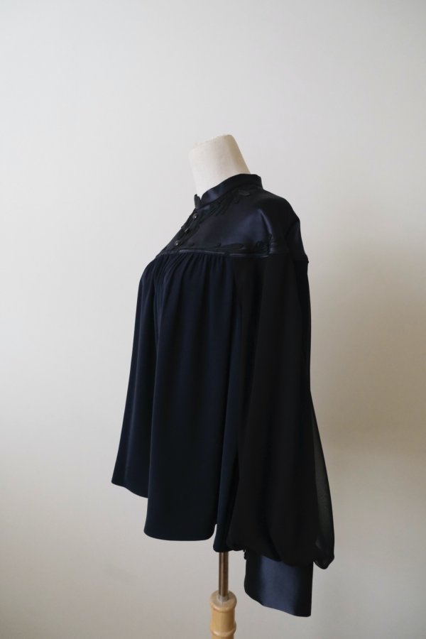 画像2: LOKITHO (ロキト) cord emb. yoke top navy (2)