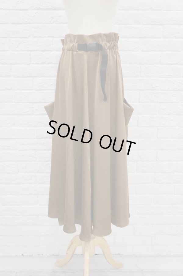 画像2: youmolaugh ユーモラフ サテンガチャベルトスカート olive (2)