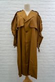 画像2: DECO depuis 1985 (デコ ドゥピュイイチキューハチゴー)  shoulder frill  coat camel (2)