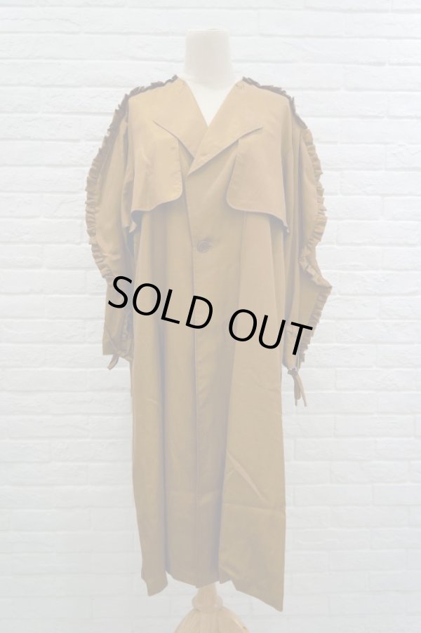 画像2: DECO depuis 1985 (デコ ドゥピュイイチキューハチゴー)  shoulder frill  coat camel (2)